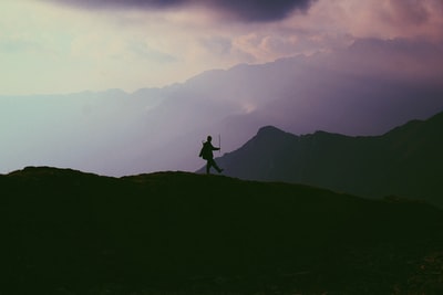 剪影照片的人走在山
